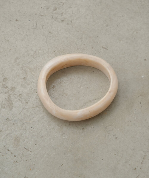 Omekashi(オメカシ)の「ホワイトマーブルバングル(ブレスレット・レディース・オフホワイト・ONE SIZE)」の2枚目の写真