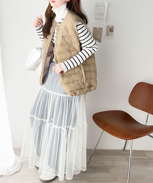 classicalelf（クラシカルエルフ）の「軽やかで女性らしく。胸刺繍スーパーライト中綿ベスト（ダウンベスト・レディース・ベージュ/ライトグレー/ブラック/ライトグレー系・MEDIUM/LARGE/X-LARGE/SMALL）」の6枚目の写真