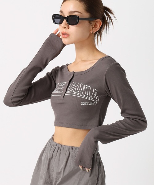 FOREVER 21(フォーエバー トゥエンティーワン)の「【2024FW】リブロゴコンパクトTシャツ(Tシャツ/カットソー・レディース・カーキ/ナチュラル/グレー・FREE)」の2枚目の写真