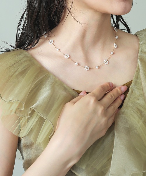 Kana（カナ）の「小花 パール フェミニン ネックレス 結婚式 お呼ばれ デイリー（ネックレス・レディース・ゴールド/シルバー・フリー）」の7枚目の写真