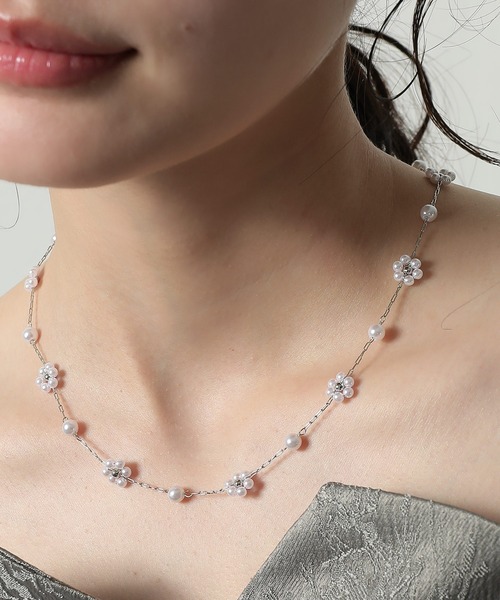 Kana（カナ）の「小花 パール フェミニン ネックレス 結婚式 お呼ばれ デイリー（ネックレス・レディース・ゴールド/シルバー・フリー）」の5枚目の写真