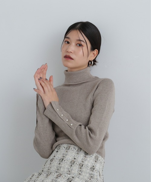 N.（N. Natural Beauty Basic）（エヌエヌナチュラルビューティーベーシック）の「パールボタンタートルネックニット《WEB限定》（ニット/セーター・レディース・ベージュ/ライトグリーン/オフホワイト/グレー・MEDIUM）」の4枚目の写真