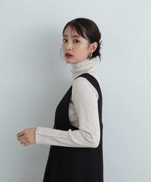 N.（N. Natural Beauty Basic）（エヌエヌナチュラルビューティーベーシック）の「パールボタンタートルネックニット《WEB限定》（ニット/セーター・レディース・ベージュ/ライトグリーン/オフホワイト/グレー・MEDIUM）」の6枚目の写真