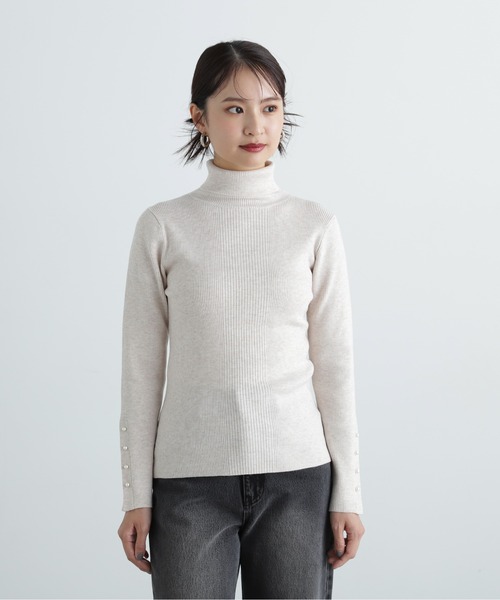 N.（N. Natural Beauty Basic）（エヌエヌナチュラルビューティーベーシック）の「パールボタンタートルネックニット《WEB限定》（ニット/セーター・レディース・ベージュ/ライトグリーン/オフホワイト/グレー・MEDIUM）」の11枚目の写真