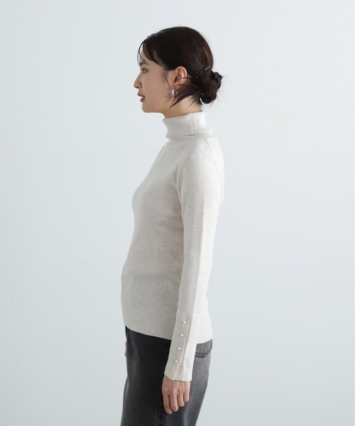 N.（N. Natural Beauty Basic）（エヌエヌナチュラルビューティーベーシック）の「パールボタンタートルネックニット《WEB限定》（ニット/セーター・レディース・ベージュ/ライトグリーン/オフホワイト/グレー・MEDIUM）」の12枚目の写真