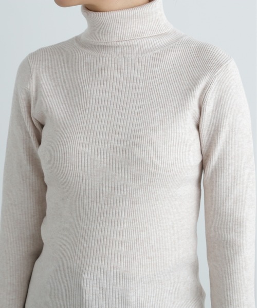 N.（N. Natural Beauty Basic）（エヌエヌナチュラルビューティーベーシック）の「パールボタンタートルネックニット《WEB限定》（ニット/セーター・レディース・ベージュ/ライトグリーン/オフホワイト/グレー・MEDIUM）」の14枚目の写真