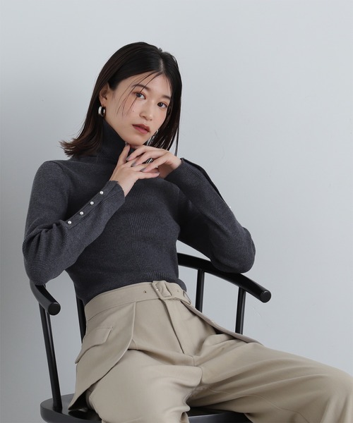 N.（N. Natural Beauty Basic）（エヌエヌナチュラルビューティーベーシック）の「パールボタンタートルネックニット《WEB限定》（ニット/セーター・レディース・ベージュ/ライトグリーン/オフホワイト/グレー・MEDIUM）」の20枚目の写真