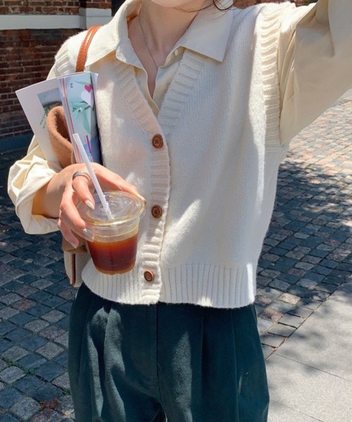 SPIGA(スピーガ)の「前開きショートニットベスト(ベスト・レディース・グリーン/ピンク/ベージュ/ネイビー/オフホワイト/ブルー・FREE)」の19枚目の写真