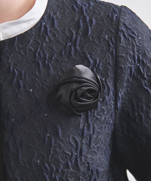 UNITED ARROWS（ユナイテッドアローズ）の「サテンローズ 2ＷAY コサージュ（ブローチ/コサージュ・レディース・ブラック/オフホワイト・FREE）」の2枚目の写真