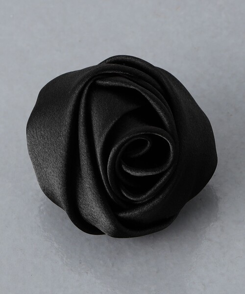 UNITED ARROWS（ユナイテッドアローズ）の「サテンローズ 2ＷAY コサージュ（ブローチ/コサージュ・レディース・ブラック/オフホワイト・FREE）」の3枚目の写真