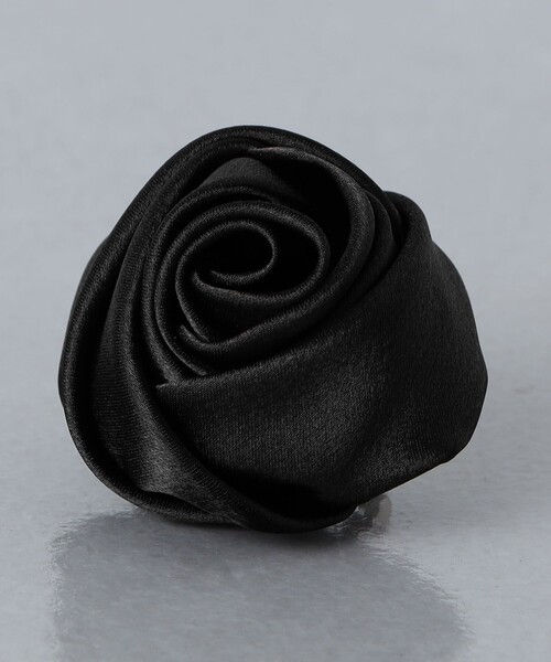 UNITED ARROWS（ユナイテッドアローズ）の「サテンローズ 2ＷAY コサージュ（ブローチ/コサージュ・レディース・ブラック/オフホワイト・FREE）」の5枚目の写真