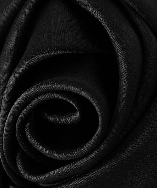 UNITED ARROWS（ユナイテッドアローズ）の「サテンローズ 2ＷAY コサージュ（ブローチ/コサージュ・レディース・ブラック/オフホワイト・FREE）」の7枚目の写真