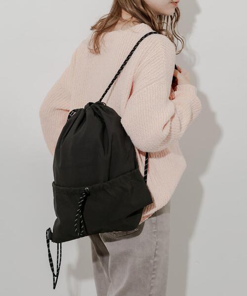 SMELLY(スメリー)の「ドロストポケットナップサック(バックパック/リュック・レディース・ブラック/グレー・-)」の14枚目の写真