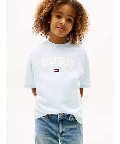 TOMMY HILFIGER(トミーヒルフィガー)の「BOYS ヒルフィガーバーシティTシャツ(Tシャツ/カットソー・キッズ・ライトグリーン/ライトブルー・150cm/160cm/130cm/140cm)」の2枚目の写真