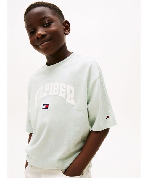 TOMMY HILFIGER(トミーヒルフィガー)の「BOYS ヒルフィガーバーシティTシャツ(Tシャツ/カットソー・キッズ・ライトグリーン/ライトブルー・150cm/160cm/130cm/140cm)」の3枚目の写真