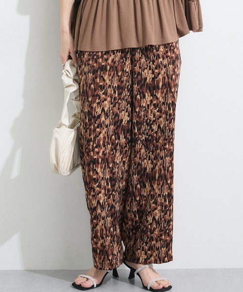 SMILE LAND(スマイルランド)の「<大きいサイズ> ゆるストレートプリントパンツ(ゆったりヒップ)(その他パンツ・レディース・ブルー系/ブラック系/ブラック系その他/ブラウン系・L/LL/3L/5L/4L)」の3枚目の写真