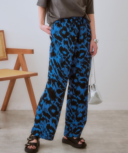 SMILE LAND(スマイルランド)の「<大きいサイズ> ゆるストレートプリントパンツ(ゆったりヒップ)(その他パンツ・レディース・ブルー系/ブラック系/ブラック系その他/ブラウン系・L/LL/3L/5L/4L)」の4枚目の写真