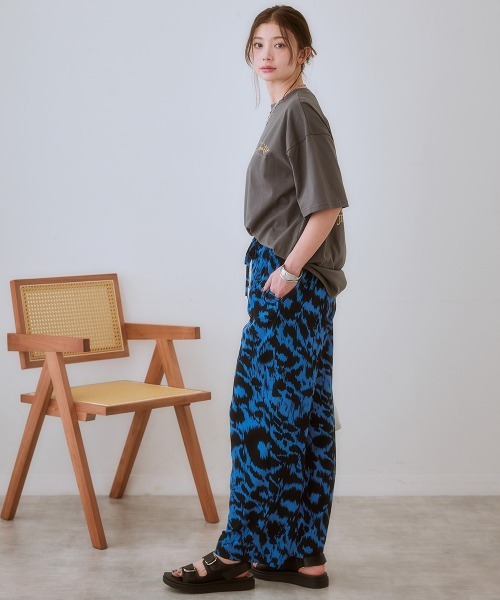 SMILE LAND(スマイルランド)の「<大きいサイズ> ゆるストレートプリントパンツ(ゆったりヒップ)(その他パンツ・レディース・ブルー系/ブラック系/ブラック系その他/ブラウン系・L/LL/3L/5L/4L)」の14枚目の写真