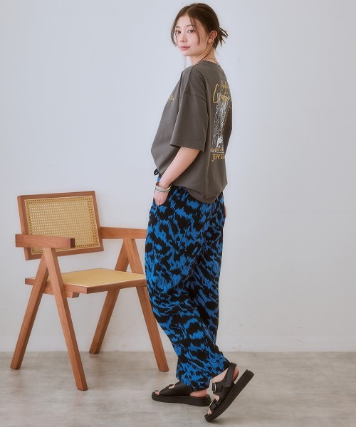 SMILE LAND(スマイルランド)の「<大きいサイズ> ゆるストレートプリントパンツ(ゆったりヒップ)(その他パンツ・レディース・ブルー系/ブラック系/ブラック系その他/ブラウン系・L/LL/3L/5L/4L)」の15枚目の写真