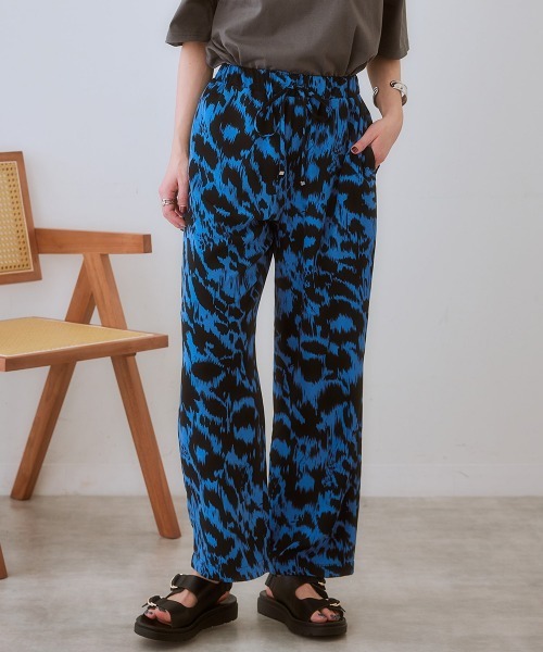 SMILE LAND(スマイルランド)の「<大きいサイズ> ゆるストレートプリントパンツ(ゆったりヒップ)(その他パンツ・レディース・ブルー系/ブラック系/ブラック系その他/ブラウン系・L/LL/3L/5L/4L)」の16枚目の写真