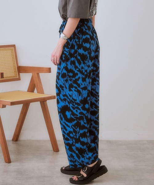 SMILE LAND(スマイルランド)の「<大きいサイズ> ゆるストレートプリントパンツ(ゆったりヒップ)(その他パンツ・レディース・ブルー系/ブラック系/ブラック系その他/ブラウン系・L/LL/3L/5L/4L)」の17枚目の写真