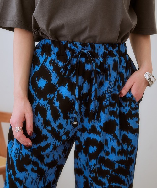 SMILE LAND(スマイルランド)の「<大きいサイズ> ゆるストレートプリントパンツ(ゆったりヒップ)(その他パンツ・レディース・ブルー系/ブラック系/ブラック系その他/ブラウン系・L/LL/3L/5L/4L)」の22枚目の写真