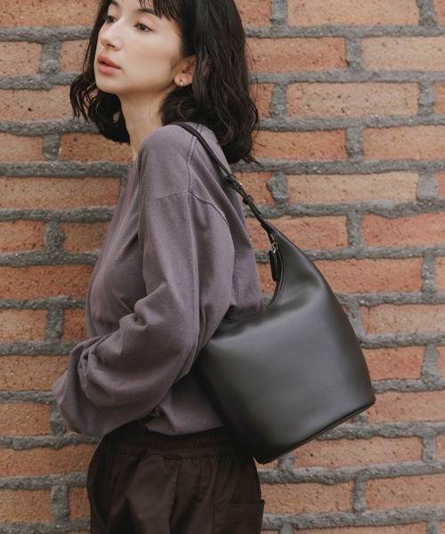ROH SEOUL(ローソウル)の「ROH SEOUL/ローソウル MEDIUM AROUND HOBO BAG ハンドバッグ(ハンドバッグ・レディース・ブラウン/ダークグリーン/ブラック/アイボリー/ダークブラウン・FREE)」の3枚目の写真