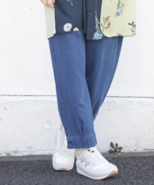 SUPER HAKKA（スーパーハッカ）の「ロゴワンポイント刺繍ライトインレイデニムタックパンツ（デニムパンツ・レディース・ネイビー/ブルー・S/M）」の2枚目の写真