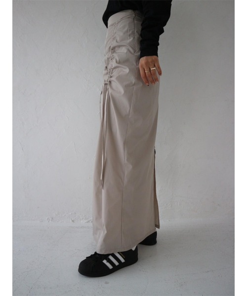 TRUNC（トランクエイティーエイト）の「Drawstring Gather Skirt（スカート・レディース・グレイッシュベージュ/ブラック・FREE）」の4枚目の写真