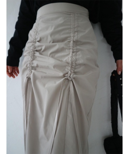 TRUNC（トランクエイティーエイト）の「Drawstring Gather Skirt（スカート・レディース・グレイッシュベージュ/ブラック・FREE）」の6枚目の写真