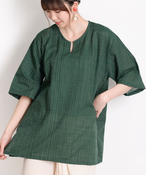 MARAI(マーライ)の「五分袖 半袖 キーネックTシャツ エスニックシャツ(Tシャツ/カットソー・レディース・オレンジ/カーキ/ネイビー/グレー/ブラウン/ブラック/パープル/ダークグリーン/ワイン/キャメル/ライトグリーン/クリーム・MEDIUM/LARGE)」の5枚目の写真