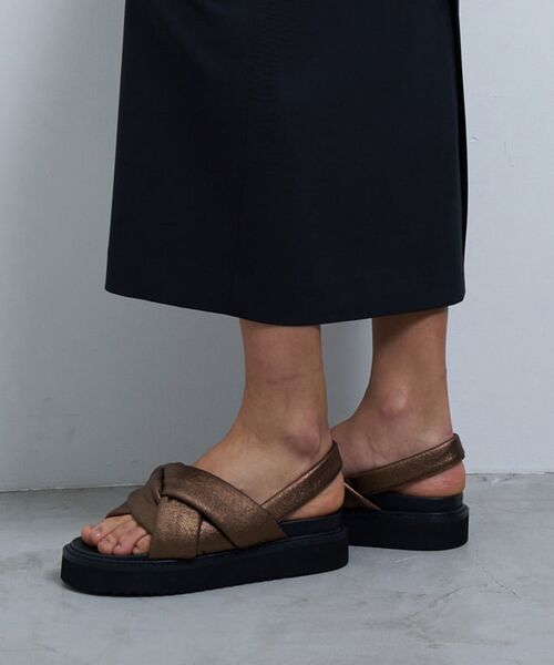 LANVIN en Bleu（ランバンオンブルー）の「ツイストフラットサンダル（サンダル・レディース・ブラック/ブラウン・S/L/M）」の5枚目の写真