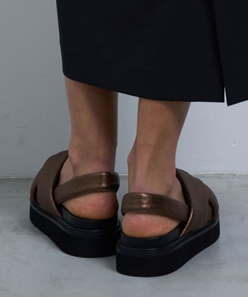 LANVIN en Bleu（ランバンオンブルー）の「ツイストフラットサンダル（サンダル・レディース・ブラック/ブラウン・S/L/M）」の6枚目の写真