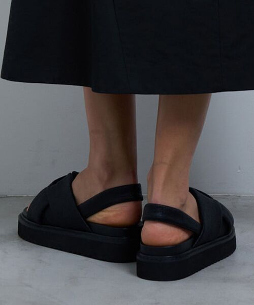 LANVIN en Bleu（ランバンオンブルー）の「ツイストフラットサンダル（サンダル・レディース・ブラック/ブラウン・S/L/M）」の11枚目の写真