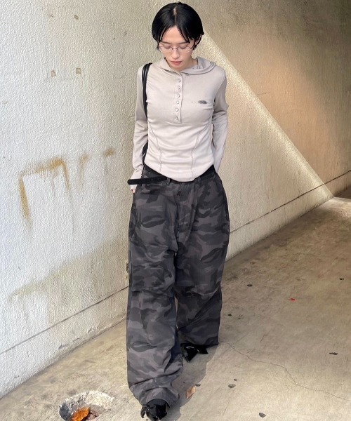 【Chikashitsu +】スナップボタンカモフラージュワイドデニムパンツ Chikashitsu＋】snap button camouflage pants