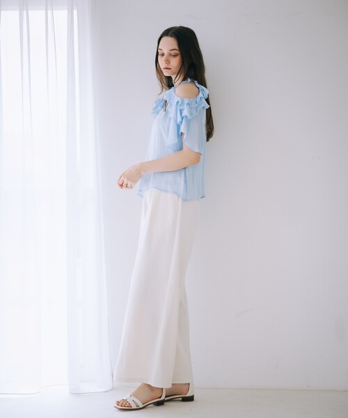 SELFIST(セルフィスト)の「ショルダーオープンビジュー付フリルブラウス 夏服 オフショル フリル フェミニン きれいめ(シャツ/ブラウス・レディース・ピンク/オフホワイト/ブラック/ブルー・フリー)」の5枚目の写真