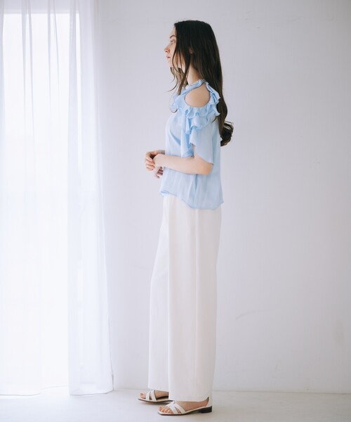 SELFIST(セルフィスト)の「ショルダーオープンビジュー付フリルブラウス 夏服 オフショル フリル フェミニン きれいめ(シャツ/ブラウス・レディース・ピンク/オフホワイト/ブラック/ブルー・フリー)」の8枚目の写真