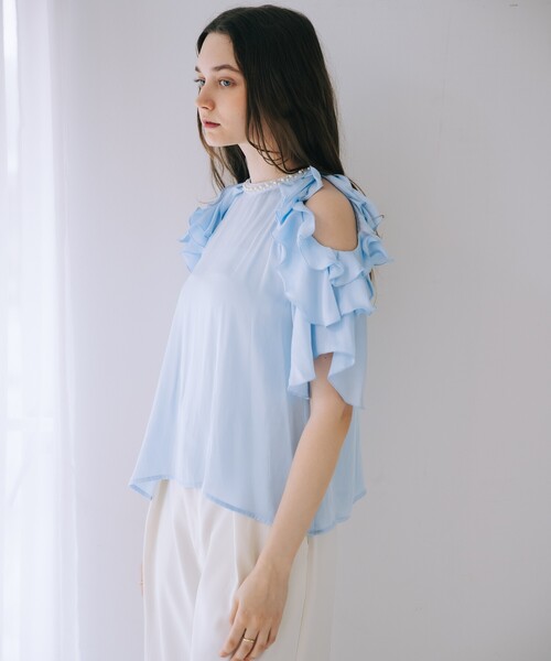 SELFIST(セルフィスト)の「ショルダーオープンビジュー付フリルブラウス 夏服 オフショル フリル フェミニン きれいめ(シャツ/ブラウス・レディース・ピンク/オフホワイト/ブラック/ブルー・フリー)」の11枚目の写真