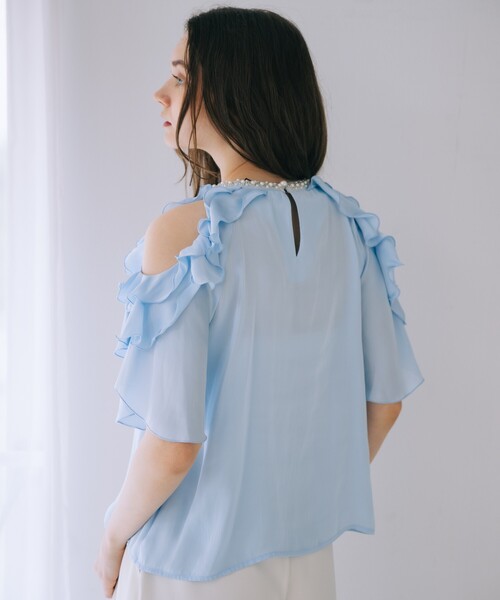 SELFIST(セルフィスト)の「ショルダーオープンビジュー付フリルブラウス 夏服 オフショル フリル フェミニン きれいめ(シャツ/ブラウス・レディース・ピンク/オフホワイト/ブラック/ブルー・フリー)」の12枚目の写真