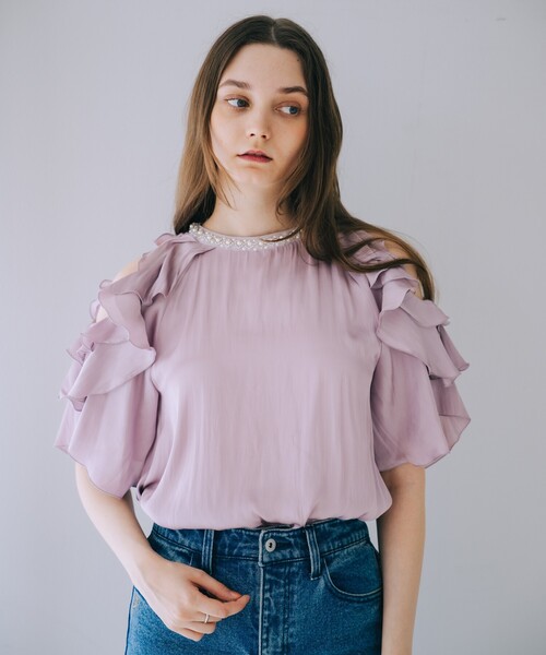 SELFIST(セルフィスト)の「ショルダーオープンビジュー付フリルブラウス 夏服 オフショル フリル フェミニン きれいめ(シャツ/ブラウス・レディース・ピンク/オフホワイト/ブラック/ブルー・フリー)」の15枚目の写真
