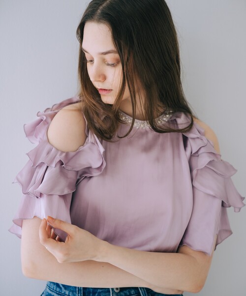 SELFIST(セルフィスト)の「ショルダーオープンビジュー付フリルブラウス 夏服 オフショル フリル フェミニン きれいめ(シャツ/ブラウス・レディース・ピンク/オフホワイト/ブラック/ブルー・フリー)」の16枚目の写真
