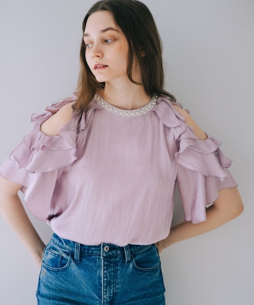 SELFIST(セルフィスト)の「ショルダーオープンビジュー付フリルブラウス 夏服 オフショル フリル フェミニン きれいめ(シャツ/ブラウス・レディース・ピンク/オフホワイト/ブラック/ブルー・フリー)」の1枚目の写真