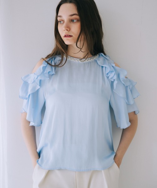 SELFIST(セルフィスト)の「ショルダーオープンビジュー付フリルブラウス 夏服 オフショル フリル フェミニン きれいめ(シャツ/ブラウス・レディース・ピンク/オフホワイト/ブラック/ブルー・フリー)」の4枚目の写真