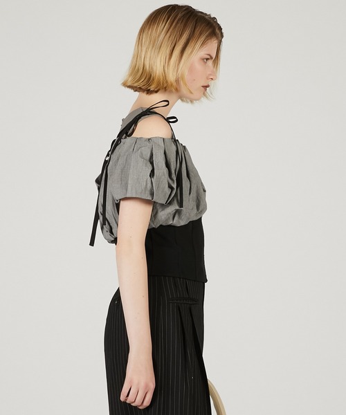 フォルムオフショルブラウス / Form Off Shoulder Blouse