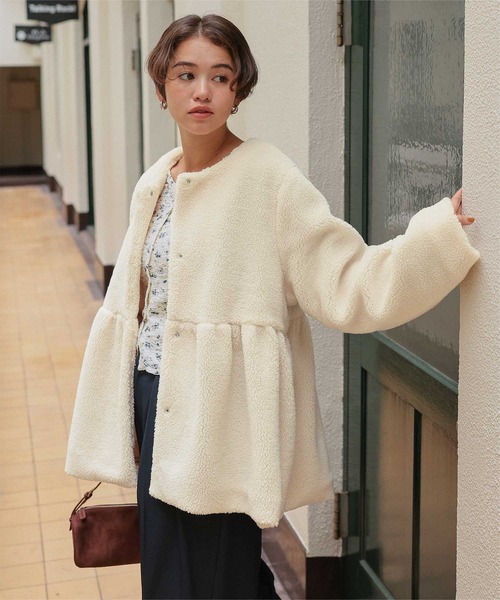 titivate（ティティベイト）の「ペプラムギャザーデザインボアアウター（ノーカラーコート・レディース・チャコール/ベージュ/アイボリー・L/M/S）」の2枚目の写真