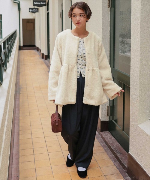 titivate（ティティベイト）の「ペプラムギャザーデザインボアアウター（ノーカラーコート・レディース・チャコール/ベージュ/アイボリー・L/M/S）」の4枚目の写真