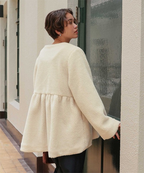 titivate（ティティベイト）の「ペプラムギャザーデザインボアアウター（ノーカラーコート・レディース・チャコール/ベージュ/アイボリー・L/M/S）」の6枚目の写真