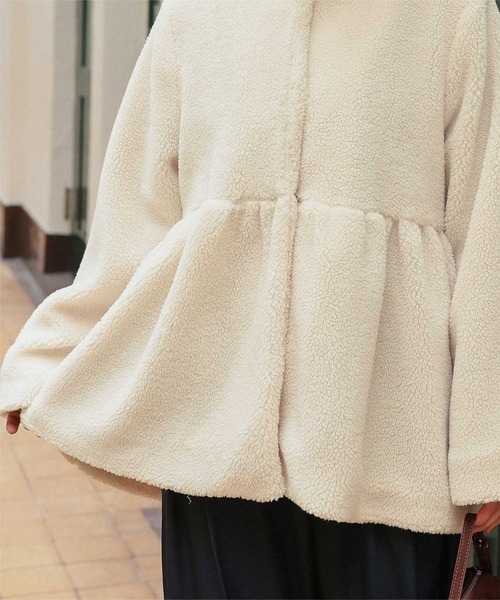 titivate（ティティベイト）の「ペプラムギャザーデザインボアアウター（ノーカラーコート・レディース・チャコール/ベージュ/アイボリー・L/M/S）」の5枚目の写真