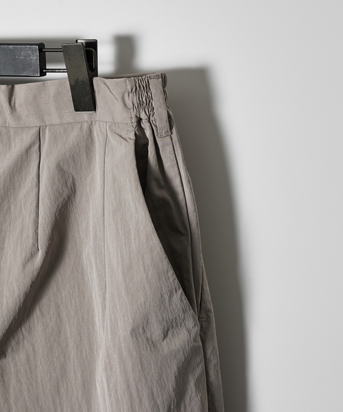 ABAHOUSE（アバハウス）の「【セットアップ対応】TUCK＆DARTS ワッシャーナイロン ワイドテーパードパンツ（その他パンツ・メンズ・ブラック/ベージュ・46/48）」の4枚目の写真