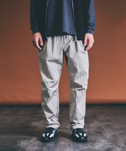 ABAHOUSE（アバハウス）の「【セットアップ対応】TUCK＆DARTS ワッシャーナイロン ワイドテーパードパンツ（その他パンツ・メンズ・ブラック/ベージュ・46/48）」の16枚目の写真